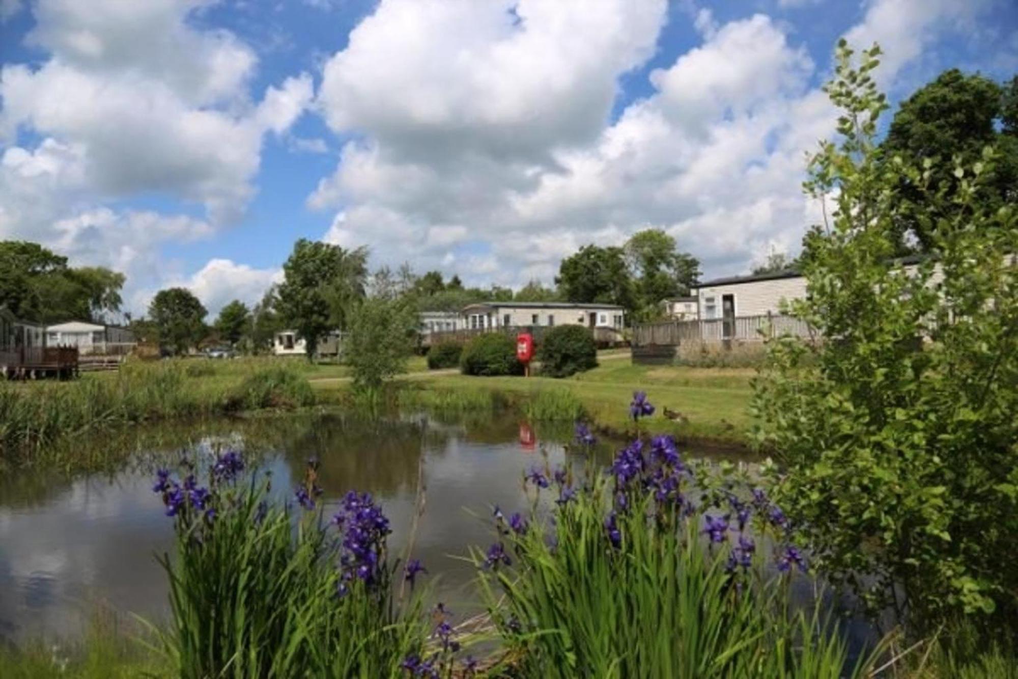 Beautiful Caravan With Decking At Carlton Meres Holiday Park, Suffolk Ref 60022M Saxmundham Buitenkant foto